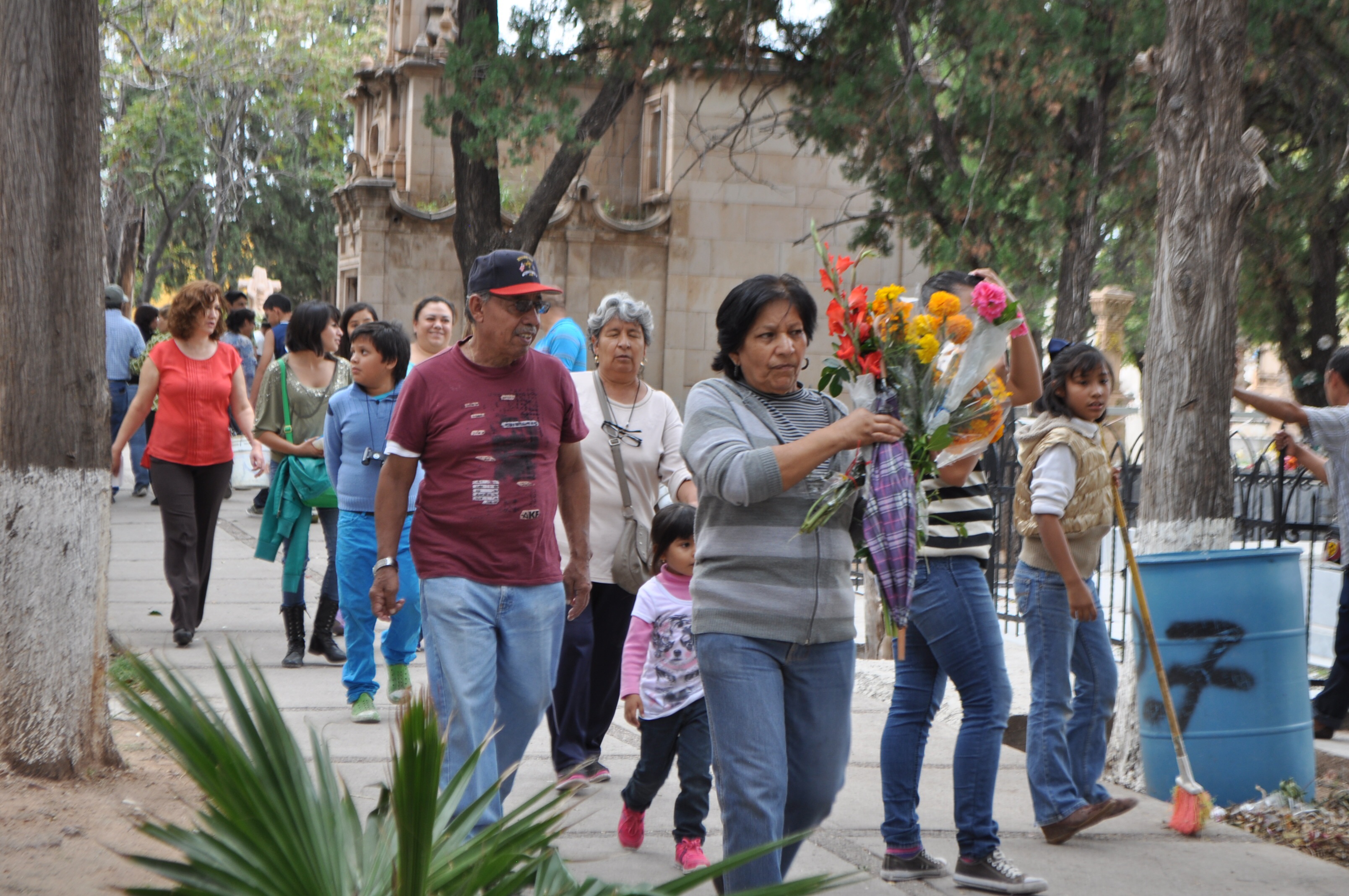 Visitantes al panteón